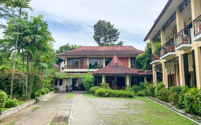 OYO 261 Sasono Putro Residence