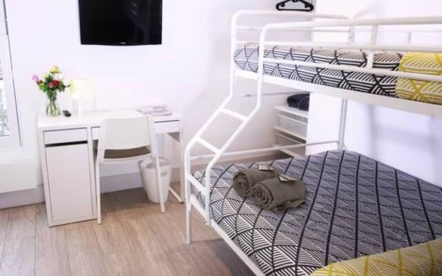 Modern Sea Front Apartment Sleeps 10