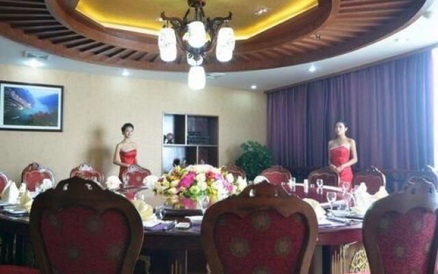 Hongqiao Holiday Hotel