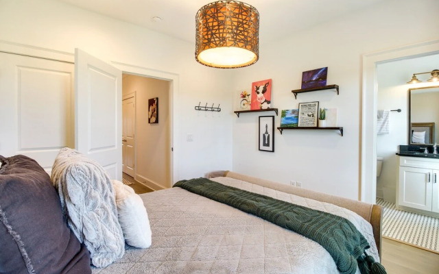 Charming Savannah Townhome - 1 Block to Riverwalk!