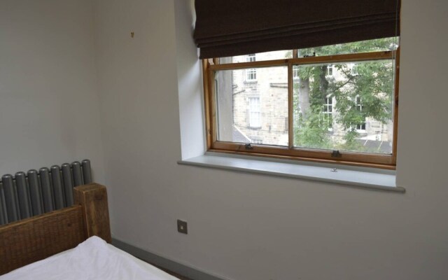 2 Bedroom Edinburgh Flat on Quiet Cobbled Street