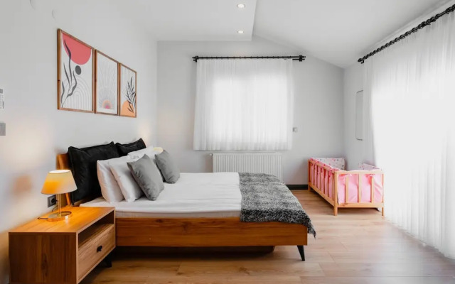 Duplex w Balcony Terrace 5 min to Beach