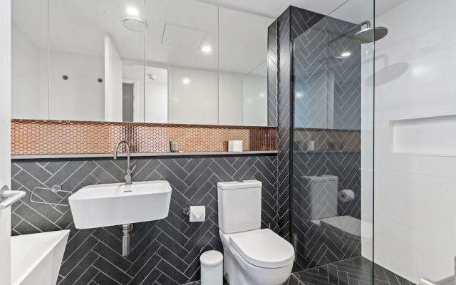 Elegant 3-bed Apt With Park Views in Campbell