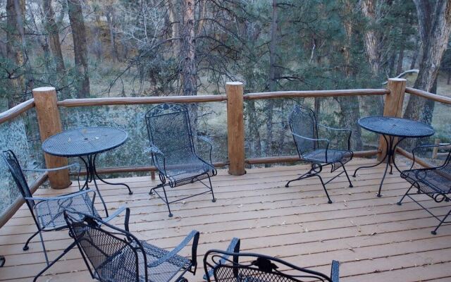 Cliffs & Stream Log Cabin