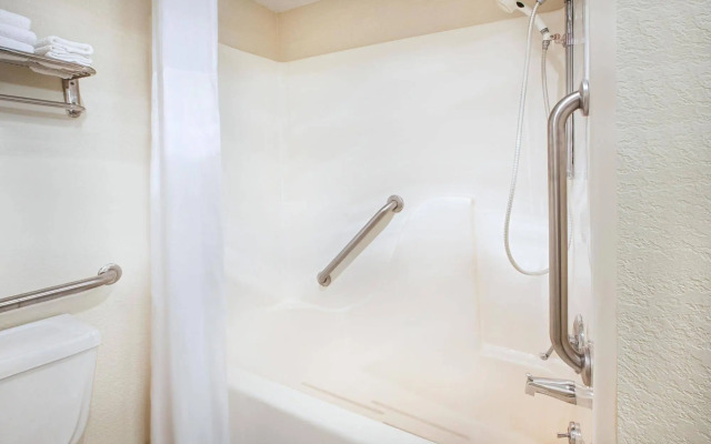 Days Inn by Wyndham Mackinaw City/Bridgeview Area