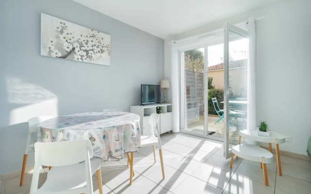 Bright Escape Near the Beach