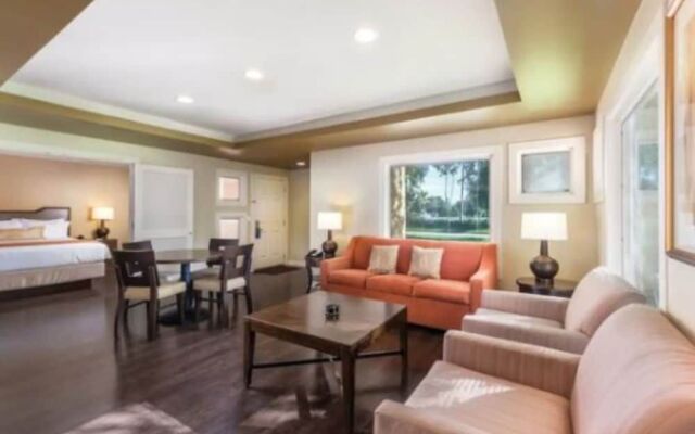 Private One Bedroom Condo on Golf Course, free parking