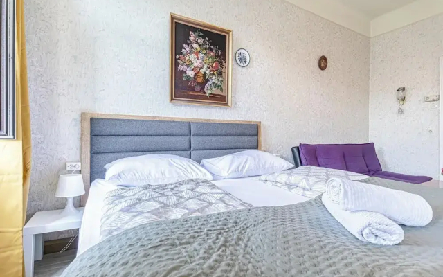 Stylish 2BR Apt Garden Modern Comforts