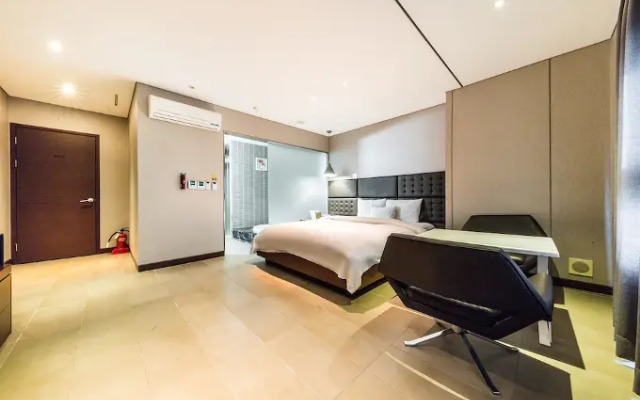 F HOTEL Yeongdeungpo