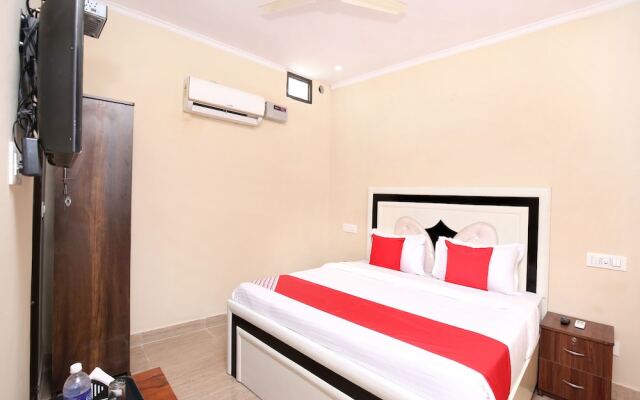 OYO 16875 Hotel Skyz