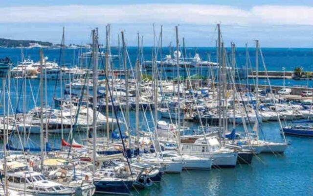 GOLFE JUAN Studio dans résidence avec piscine