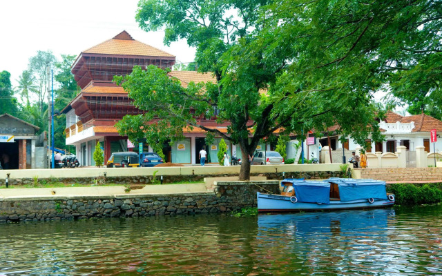 Sisir Palace Backwater Resort