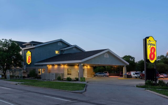 Super 8 Winnipeg West