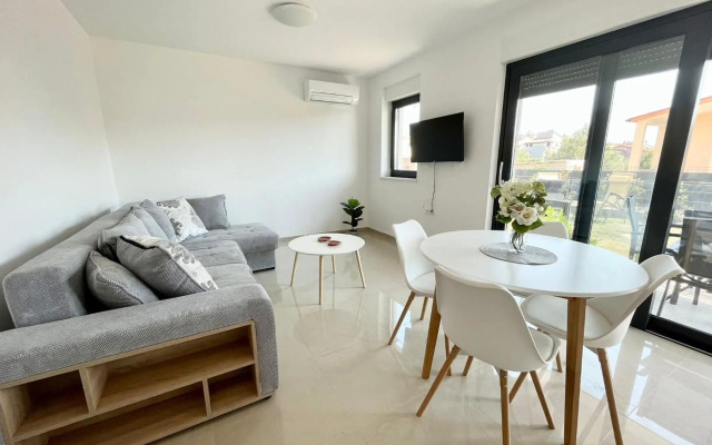 J&N Hill's Residence with swimming pool