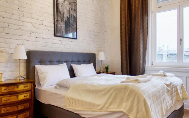 4BR , 3BHR with AC at the OPERA