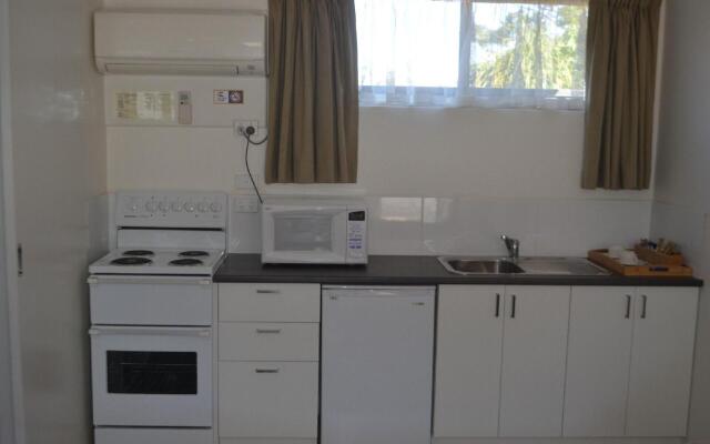 Ten Dollar Town Motel