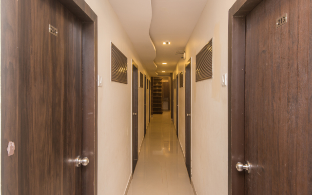OYO 8678 Hotel Golden Nest