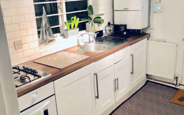 Modern 1 Bedroom Flat in Battersea With Patio