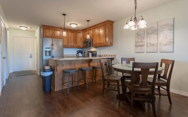 Afternoon Delight 2 Bedroom Condo by Redawning