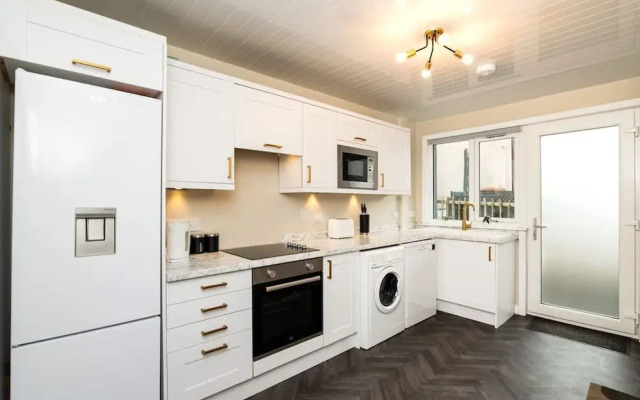 3 Bed House With Driveway