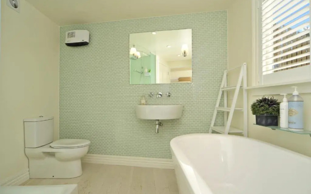 Private Luxurious Studio w Outdoor Living & Views!