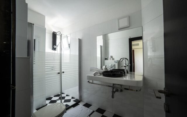 Rich Royal Suites