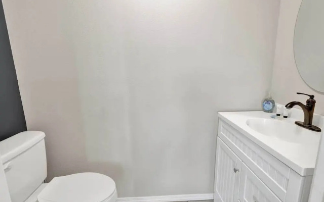 Willie the Modern Tiny Home W/hot-tub & Firetable