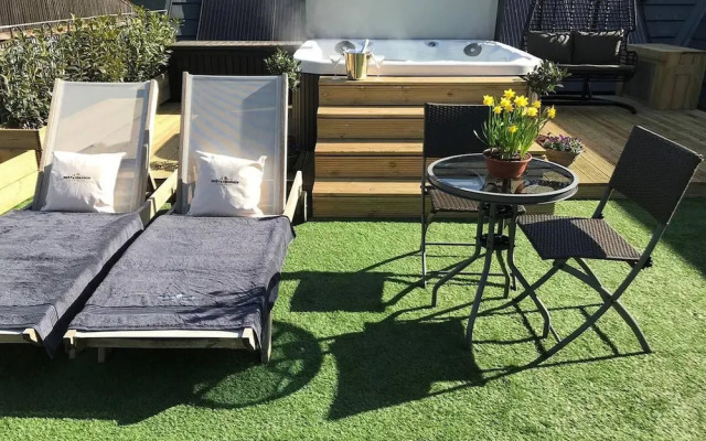Stunning Luxury Duplex With Hot Tub and Aircon