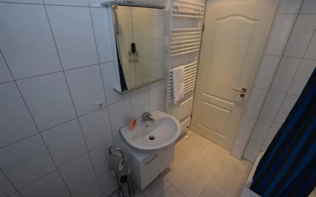 AB Apartment 25