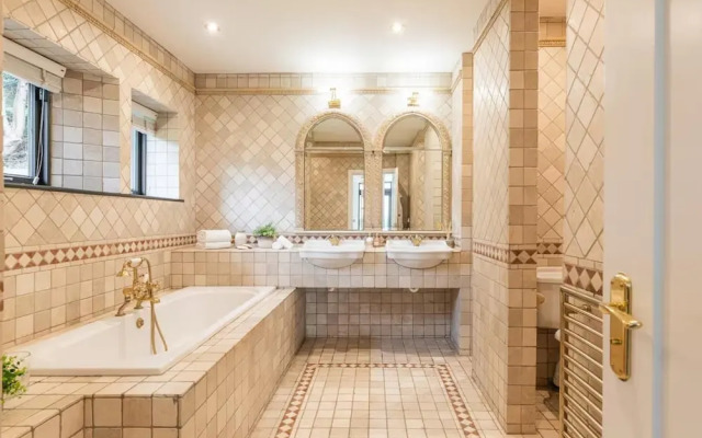 Charming 6-bed Escape- Balconies & Panoramic Views