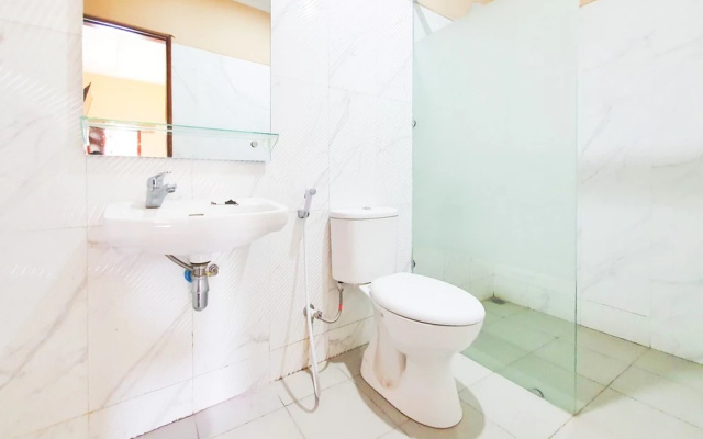 RedDoorz Syariah @ Graha Adi Karya Kartasura – Bathroom – Kartasura