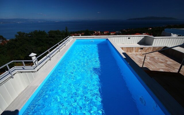 Designed Apartment with Rooftop Pool