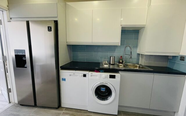 6 - 7 Beds-sleeps 12-elizabeth Line-free Parking