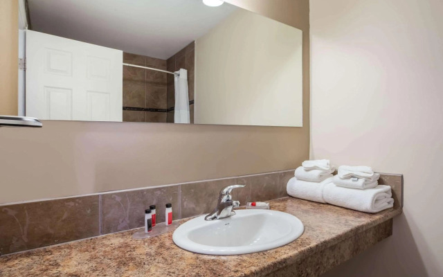 Super 8 by Wyndham Smoky Lake