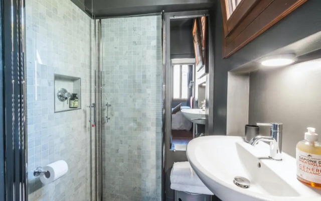 Stylish Renovated Apartment In The Heart Of The City