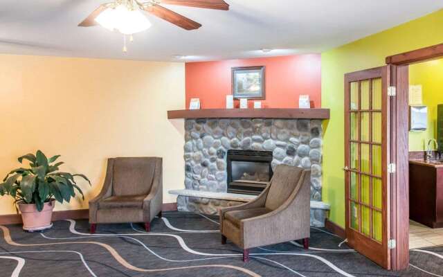 Econo Lodge Inn & Suites