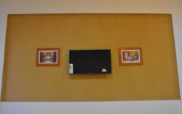 Habitación con oficina a la calle