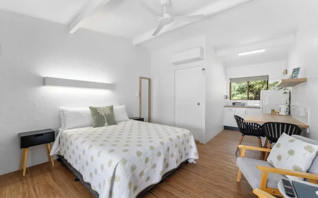 Kinka Palms Beachfront Apartments / Motel