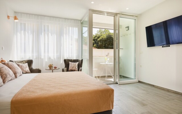 Rose Gold Rooms & Studio With Balcony