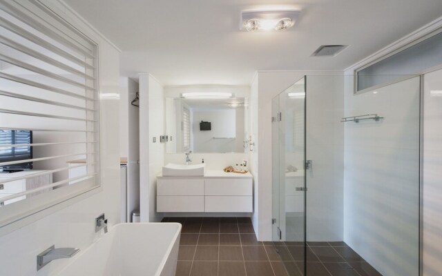 Beach and Bay, 121 Shoal Bay Road