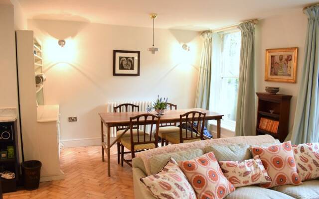 1 Bedroom Chelsea Flat With Communal Garden