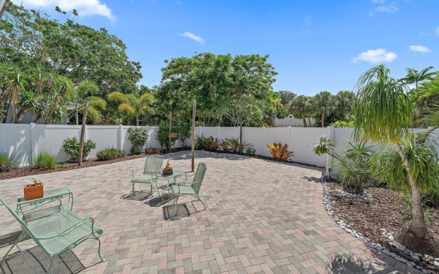 Tropical Siesta 2 Bedroom Home by RedAwning