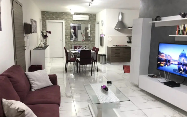 Sea View 2 Bed Apartment Close to Beach