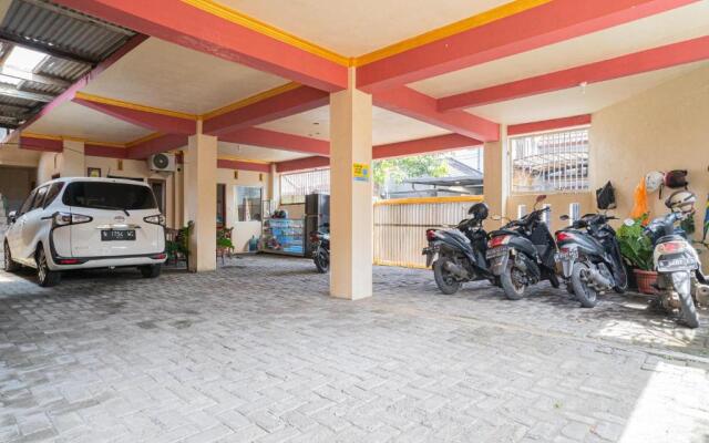 OYO 2986 D and a Guesthouse Syariah And Rent Car
