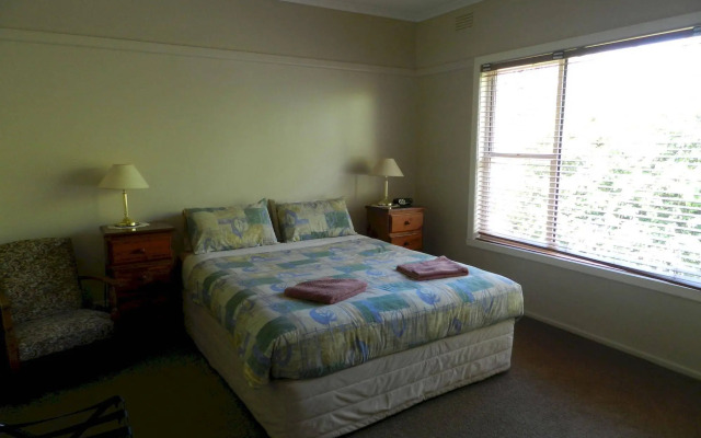 Twelve Apostles Motel & Country Retreat