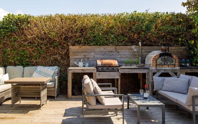 Tranquil Family Retreat 5 min to Beach Garden