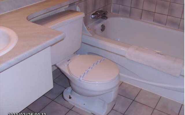 Queensway Court Motel