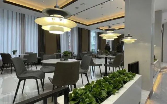 Guoyun Hotel (Dengzhou Renmin Road Bureau of Commerce)