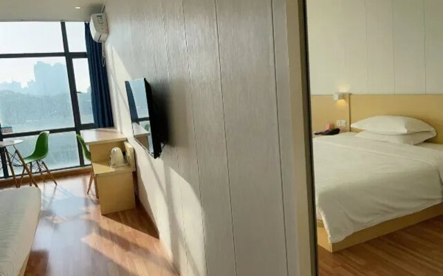7Days Inn Chain Hotel (Taicang Shanghai East Road Wanda Plaza)