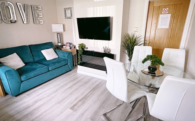 The Serene Stays - 3 Bed Home in Oldham Manchester